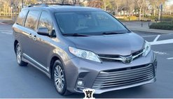 2020 Toyota Sienna XLE 7-Passenger FWD with Auto-Access Seat