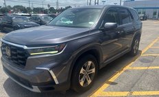 2023 Honda Pilot EX-L w/Rear Captain's Chairs