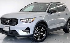 2024 Volvo XC40 B5 Core Dark Theme