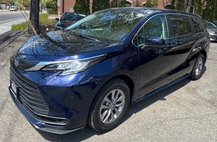 2022 Toyota Sienna LE 8-Passenger