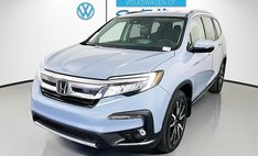2022 Honda Pilot Touring w/Rear Captain's Chairs