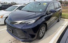 2022 Toyota Sienna LE 8-Passenger