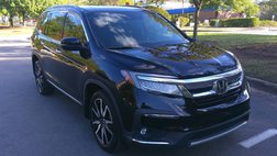 2022 Honda Pilot Touring w/Rear Captain's Chairs