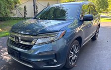 2019 Honda Pilot Touring w/Rear Captain's Chairs