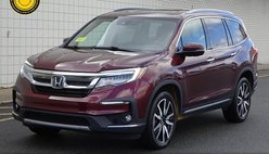2021 Honda Pilot Touring w/Rear Captain's Chairs