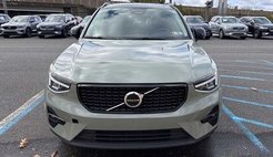 2023 Volvo XC40 B5 Plus Dark Theme