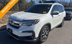 2021 Honda Pilot Touring w/Rear Captain's Chairs