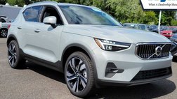 2025 Volvo XC40 B5 Ultra Bright Theme