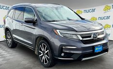 2019 Honda Pilot Touring w/Rear Captain's Chairs