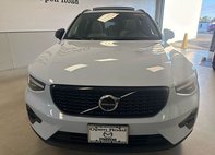 2024 Volvo XC40 B5 Ultimate Dark Theme