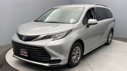 2022 Toyota Sienna LE 8-Passenger
