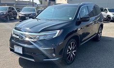 2022 Honda Pilot Touring w/Rear Captain's Chairs