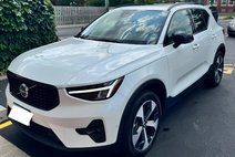 2024 Volvo XC40 B5 Plus Dark Theme