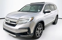 2020 Honda Pilot Touring w/Rear Captain's Chairs