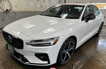 2024 Volvo S60 B5 Ultimate Dark Theme