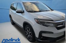 2020 Honda Pilot Touring w/Rear Captain's Chairs