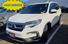 2022 Honda Pilot Touring w/Rear Captain's Chairs