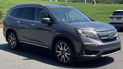 2022 Honda Pilot Touring w/Rear Captain's Chairs