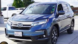 2022 Honda Pilot Touring w/Rear Captain's Chairs