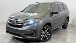 2020 Honda Pilot Touring w/Rear Captain's Chairs