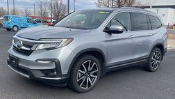 2019 Honda Pilot Touring w/Rear Captain's Chairs
