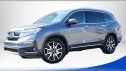 2022 Honda Pilot Touring w/Rear Captain's Chairs