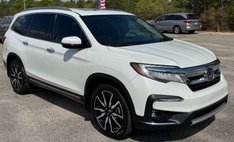 2020 Honda Pilot Touring w/Rear Captain's Chairs