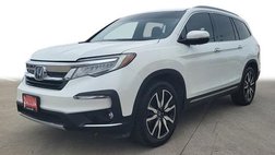 2022 Honda Pilot Touring w/Rear Captain's Chairs