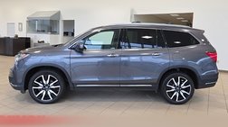 2022 Honda Pilot Touring w/Rear Captain's Chairs