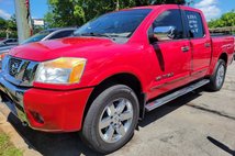 2010 Nissan Titan XE Crew Cab 4WD SWB