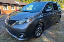 2014 Toyota Sienna SE 8-Passenger