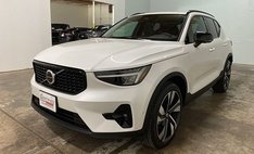 2025 Volvo XC40 B5 Plus Dark Theme