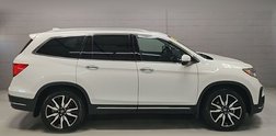 2022 Honda Pilot Touring w/Rear Captain's Chairs