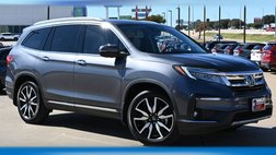 2022 Honda Pilot Touring w/Rear Captain's Chairs