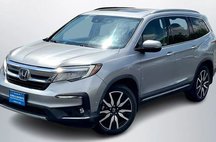 2019 Honda Pilot Touring w/Rear Captain's Chairs