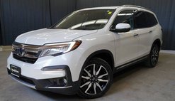 2022 Honda Pilot Touring w/Rear Captain's Chairs