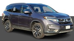 2022 Honda Pilot Touring w/Rear Captain's Chairs