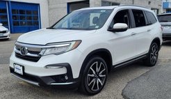 2022 Honda Pilot Touring w/Rear Captain's Chairs