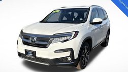 2022 Honda Pilot Touring w/Rear Captain's Chairs