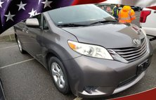2017 Toyota Sienna LE 7-Passenger Auto Access Seat