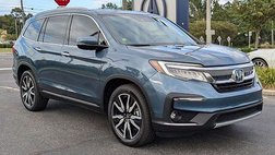 2022 Honda Pilot Touring w/Rear Captain's Chairs