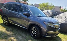 2021 Honda Pilot Touring w/Rear Captain's Chairs