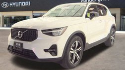 2023 Volvo XC40 B5 Plus Dark Theme