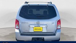 2011 Nissan Pathfinder LE