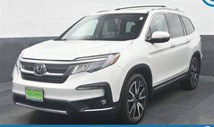 2022 Honda Pilot Touring w/Rear Captain's Chairs