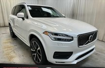 2022 Volvo XC90 T6 Momentum 7-Passenger