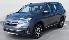 2022 Honda Pilot Touring w/Rear Captain's Chairs