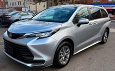 2022 Toyota Sienna LE 8-Passenger