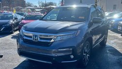 2022 Honda Pilot Touring w/Rear Captain's Chairs