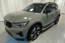 2023 Volvo XC40 B5 Plus Dark Theme